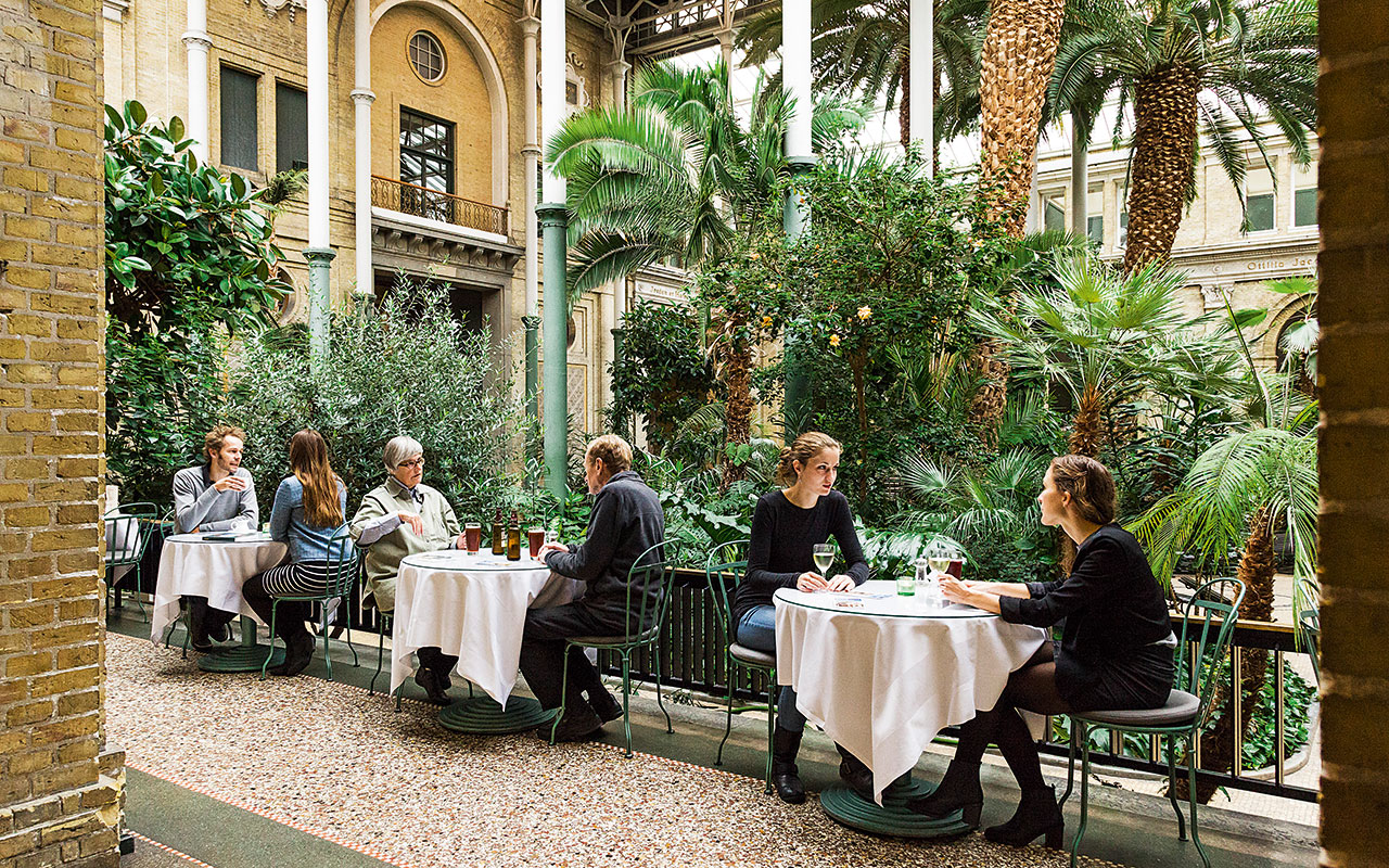 A restaurant designed in a biophilic way